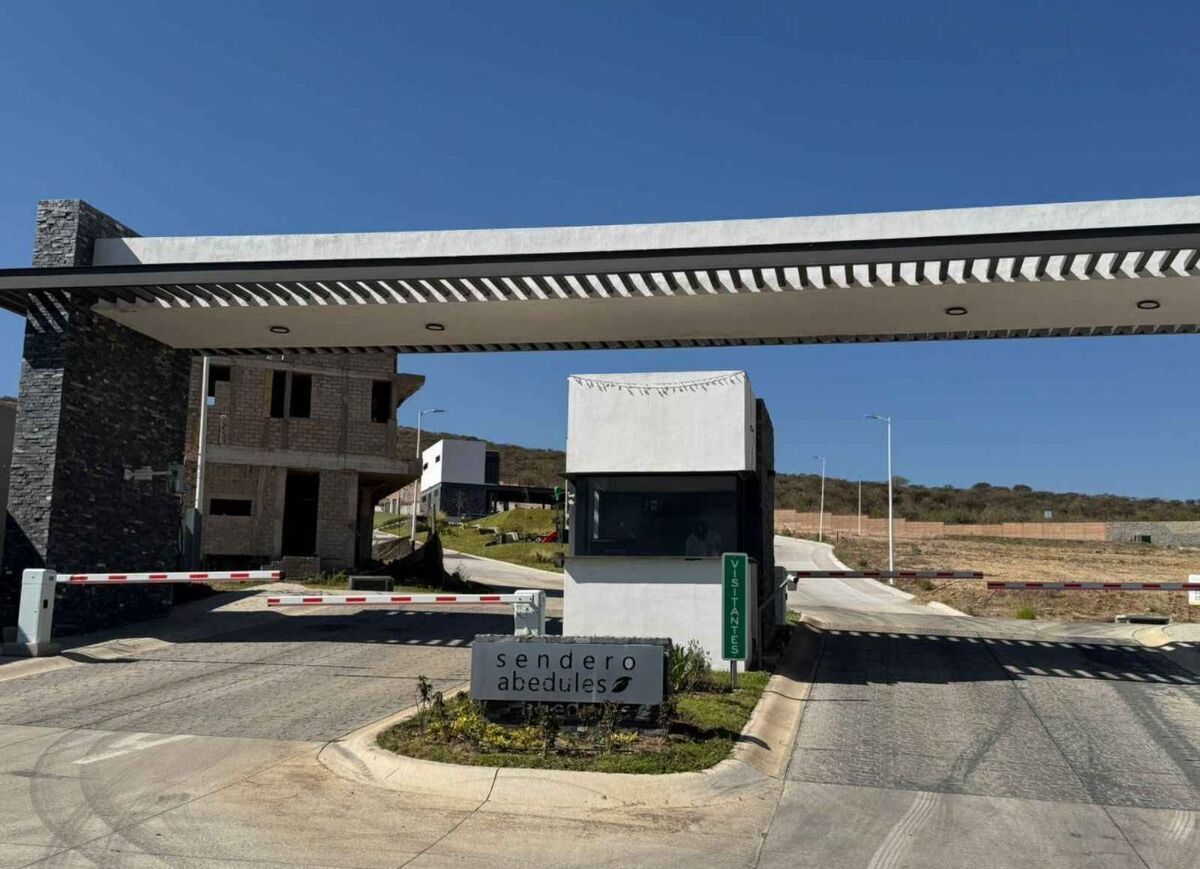 10 of 10: caseta de vigilancia