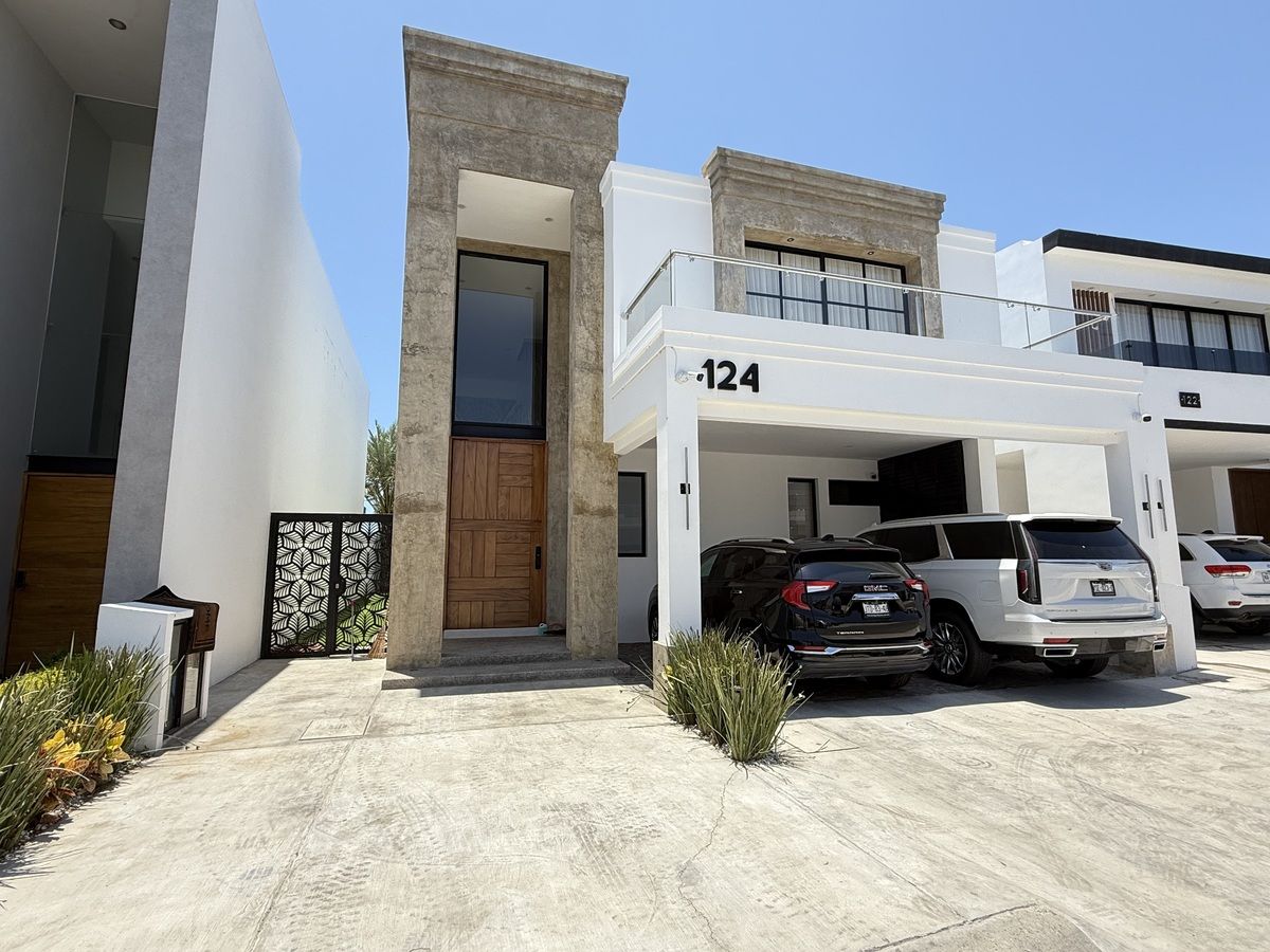 1 of 8: Fachada de la casa
