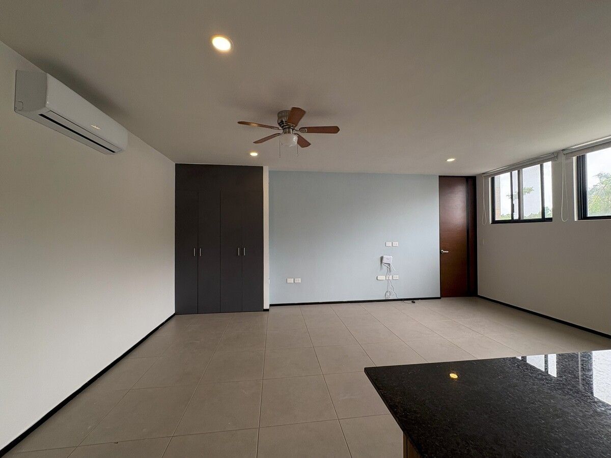 3 de 33: Sala comedor con ventilador y aire acondicionado