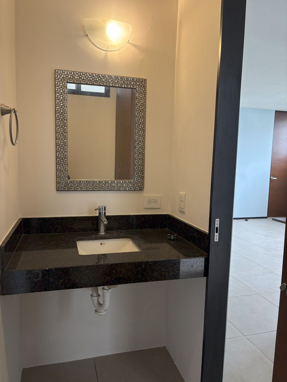 14 de 33: Medio baño de visitas con espejo