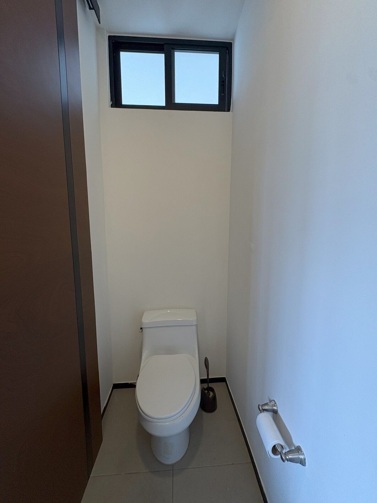 15 de 33: Medio baño de visitas