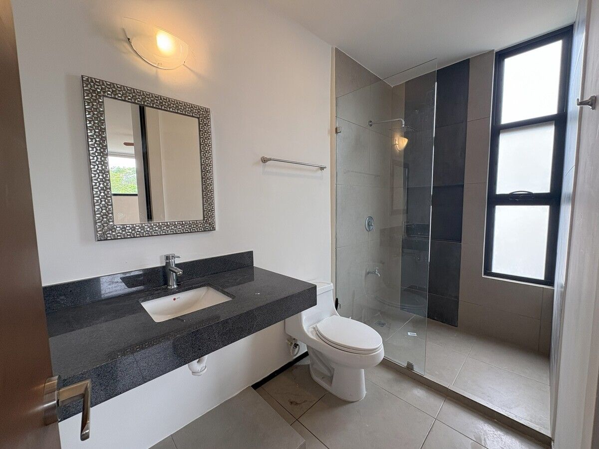 25 de 33: Baño de recámara con cancel y espejo