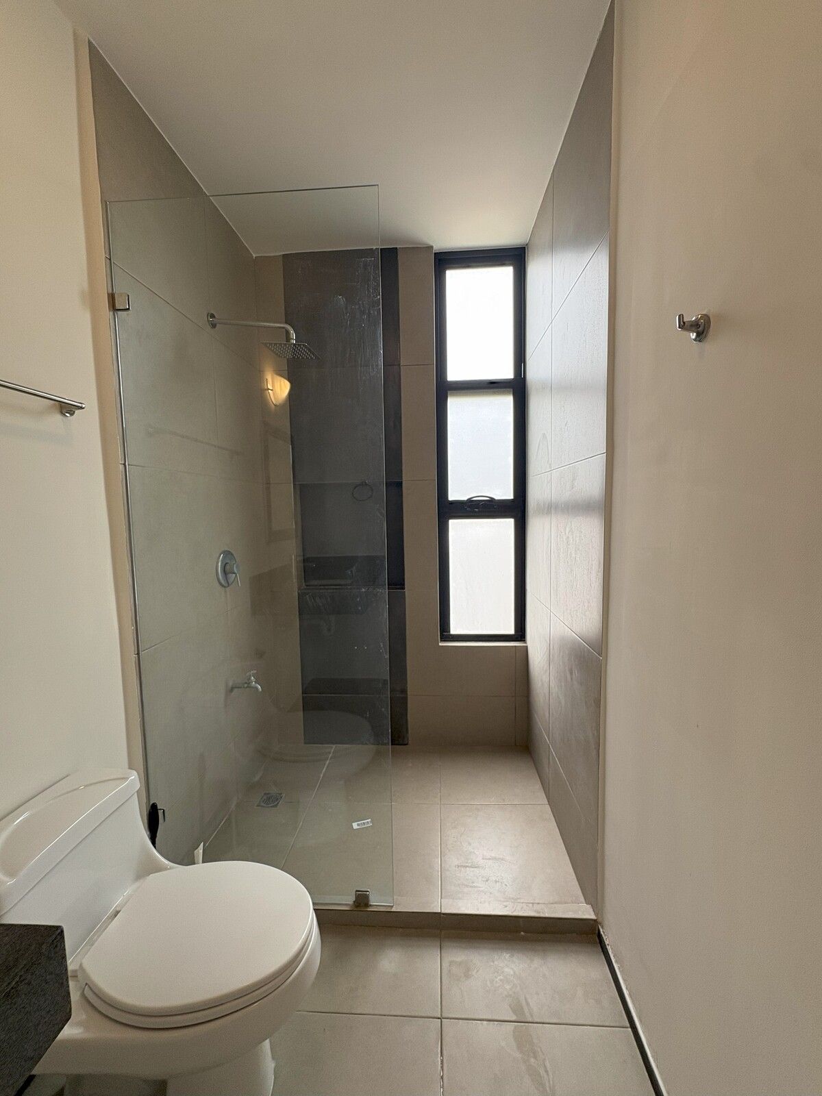26 de 33: Baño de recámara con cancel y espejo