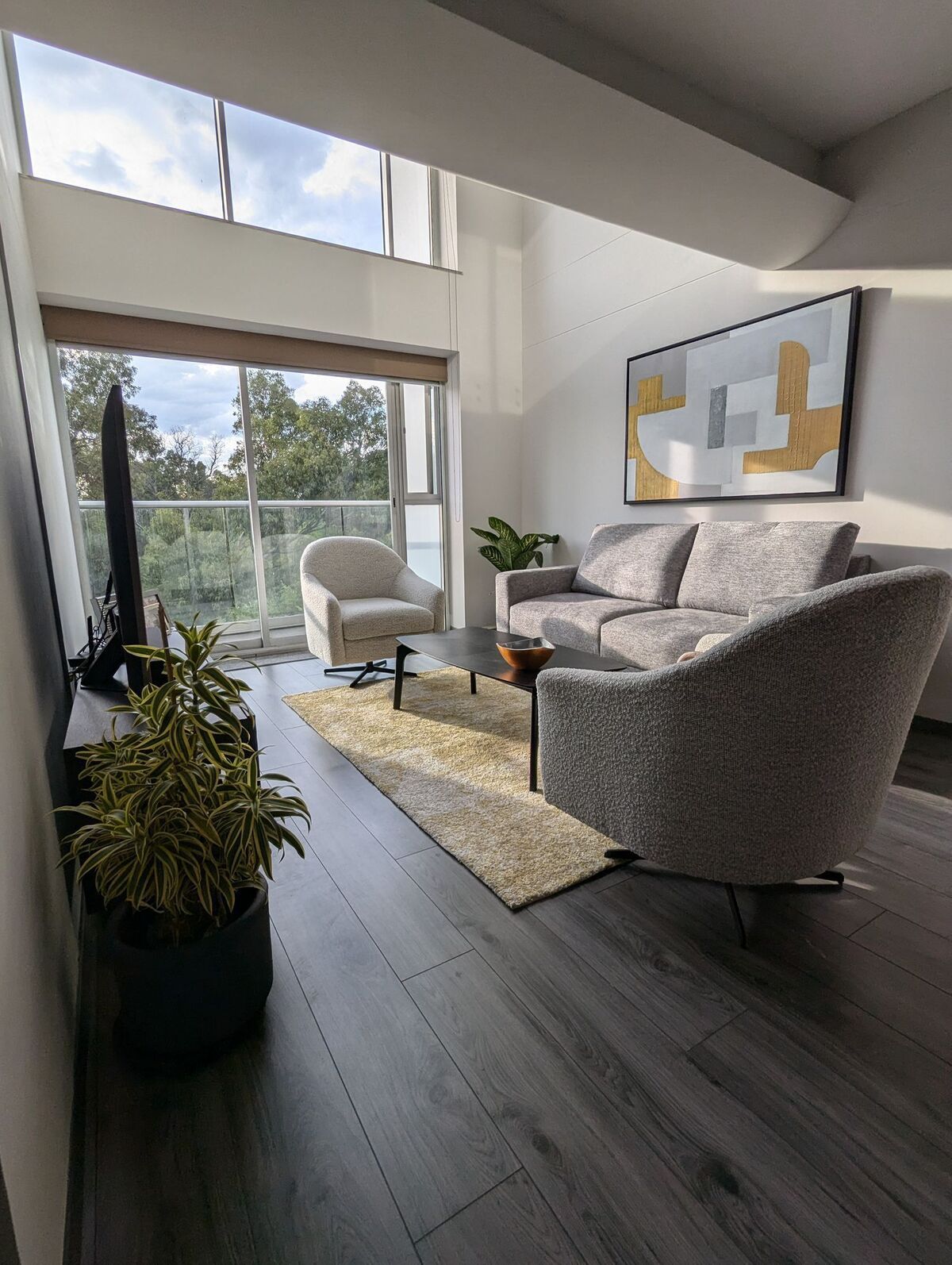 1 de 18: Sala con doble altura y balcón con vista al parque