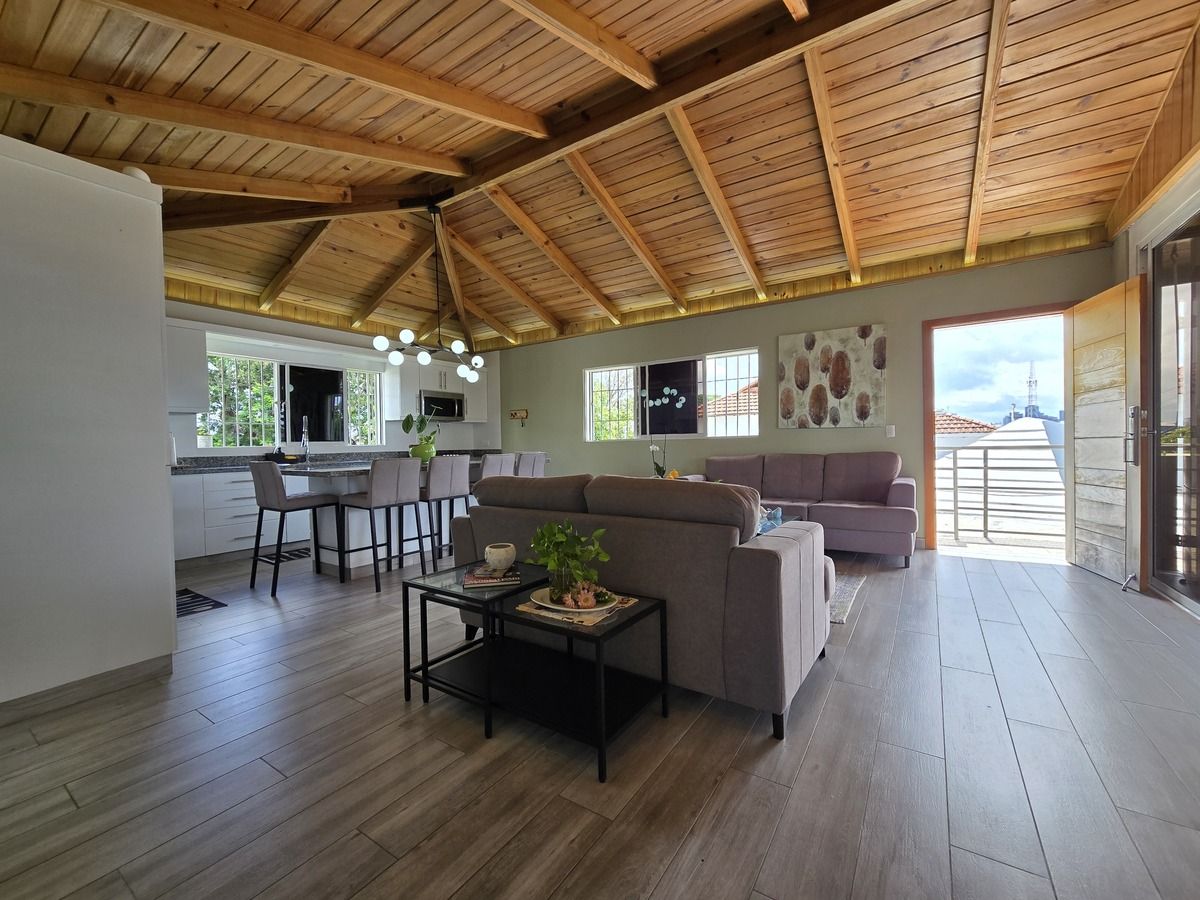 7 de 50: Apartamento remodelado y construido en el 3er nivel.