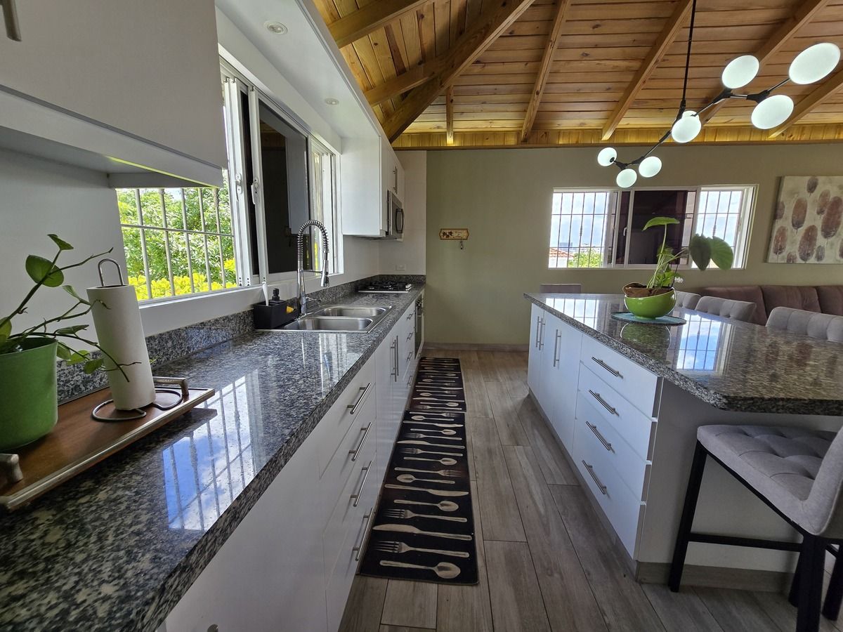 9 de 50: Apartamento remodelado y construido en el 3er nivel.