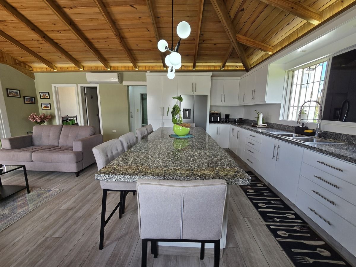 10 de 50: Apartamento remodelado y construido en el 3er nivel.