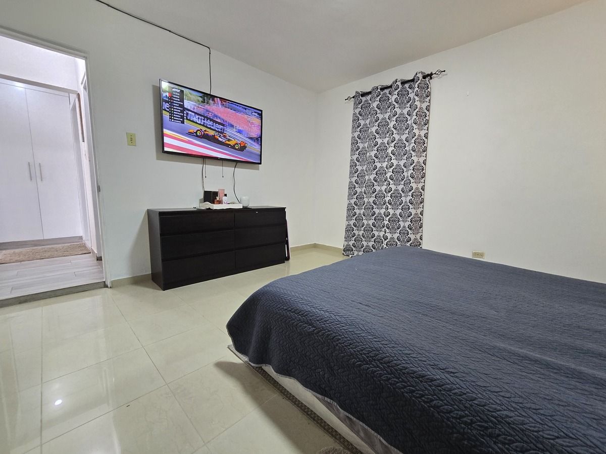 15 de 50: Apartamento remodelado y construido en el 3er nivel.