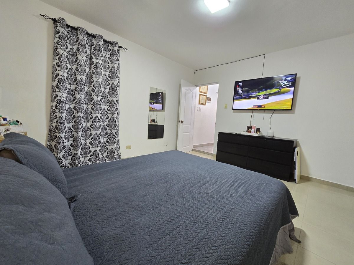 16 de 50: Apartamento remodelado y construido en el 3er nivel.
