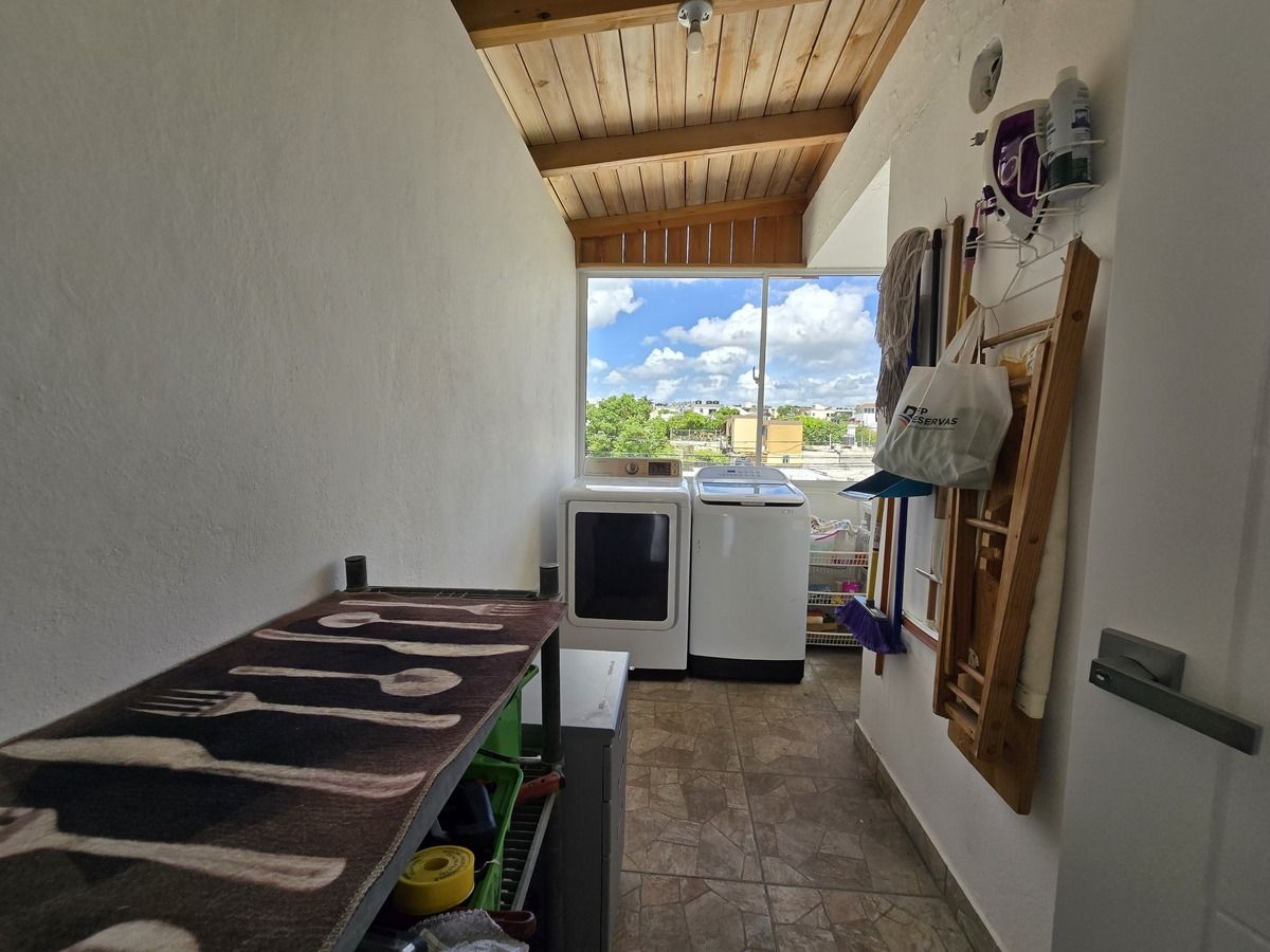 17 de 50: Apartamento remodelado y construido en el 3er nivel.