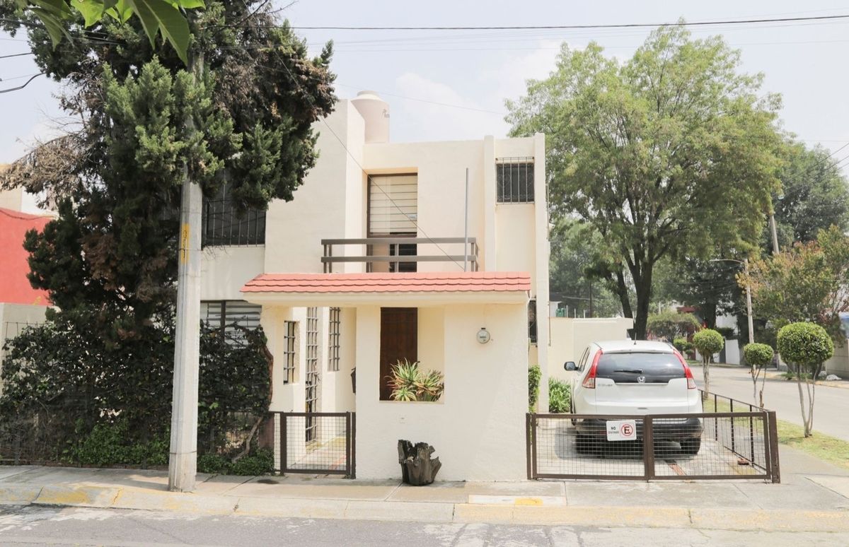 1 of 24: Fachada