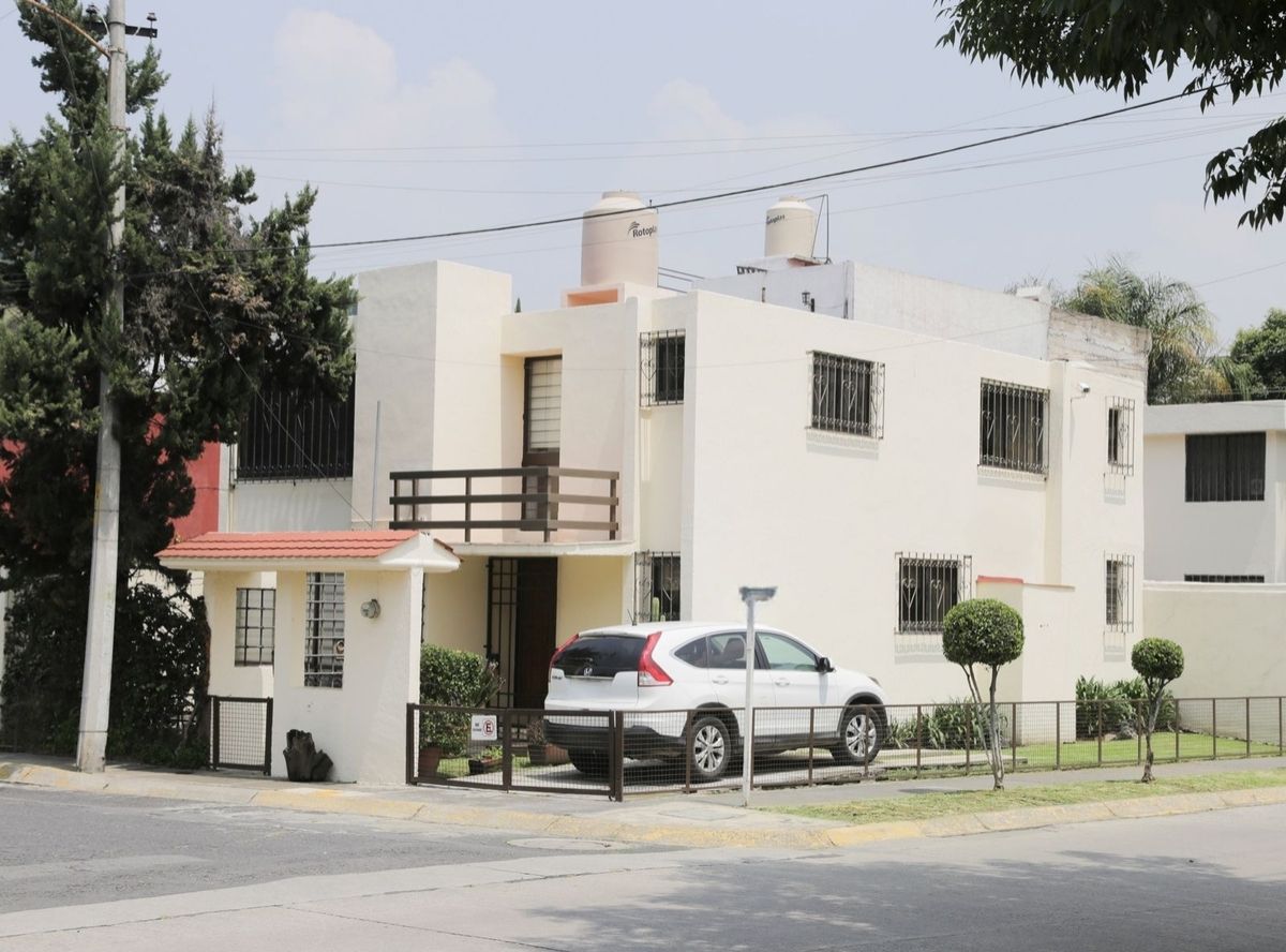 2 of 24: Fachada