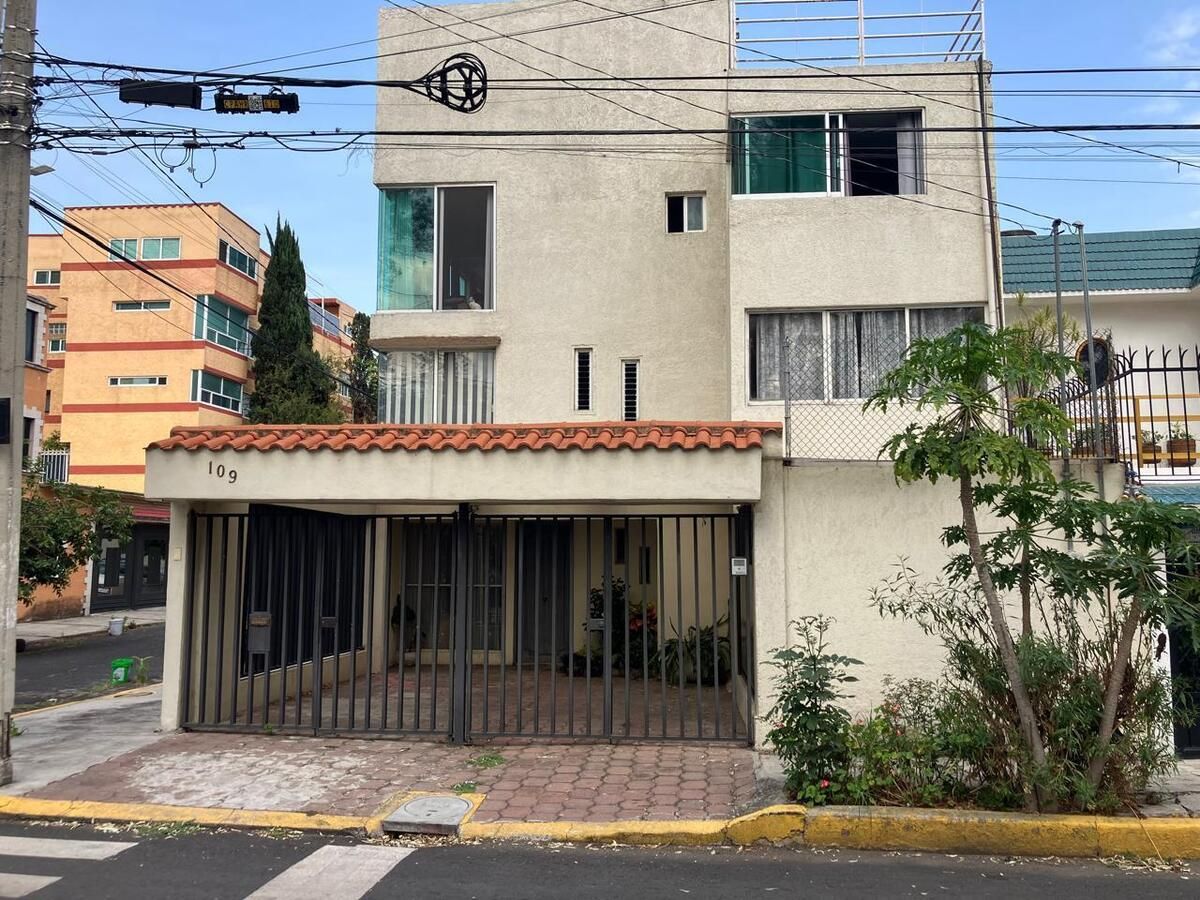 Casa con departamento en Santa Cecilia, Coapa, Coyoacán