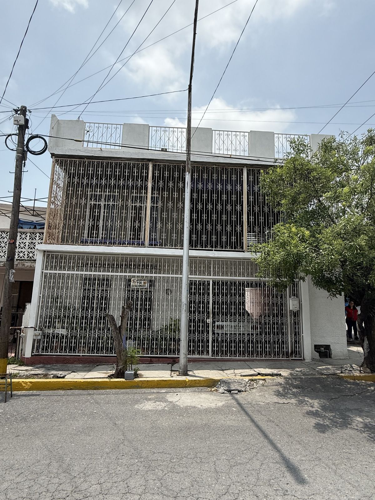 1 of 13: fachada