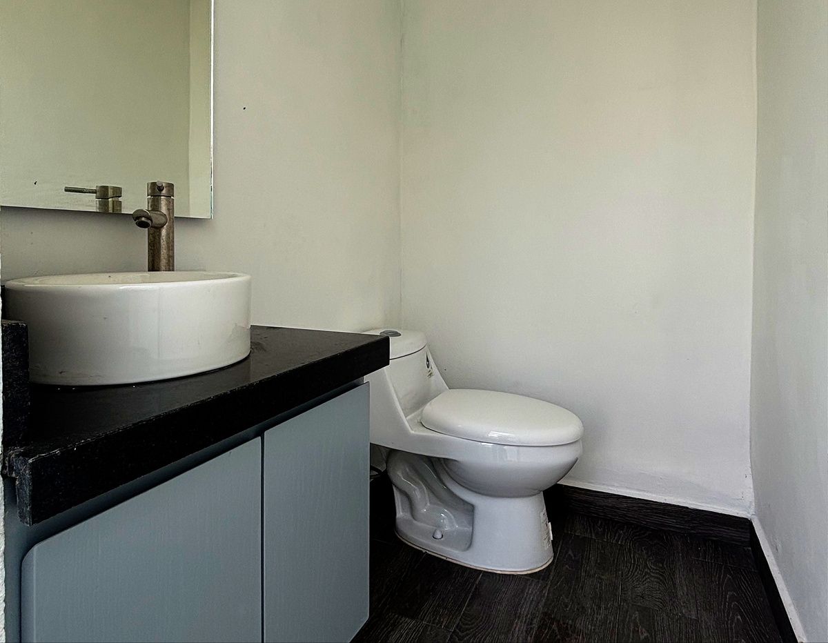 3 of 19: Medio Baño del área de alberca.