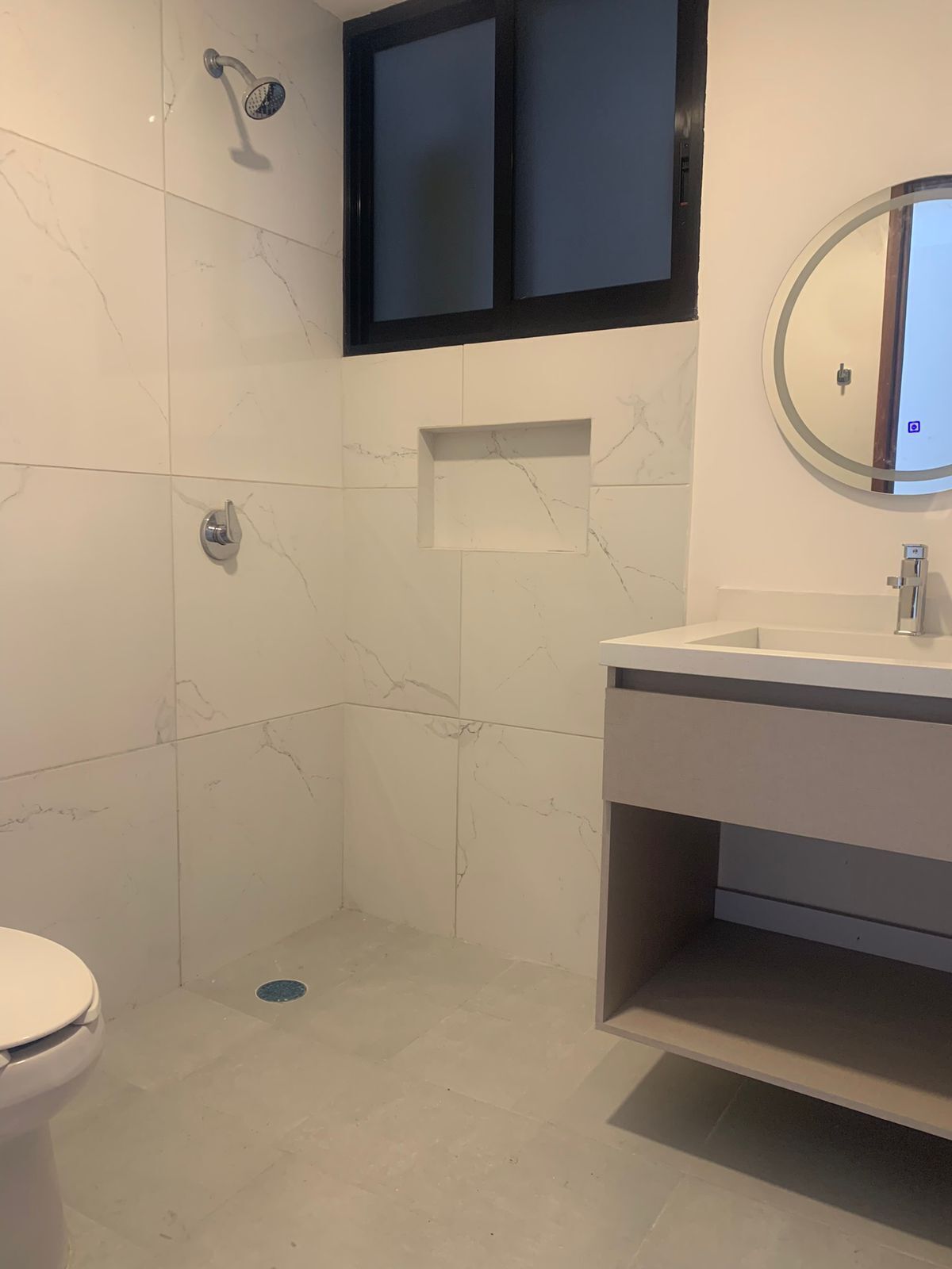 8 de 19: El baño llevará cancelería de cristal