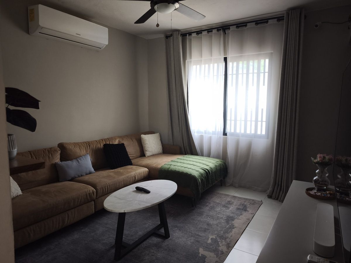 3 de 17: Sala con vista a la calle