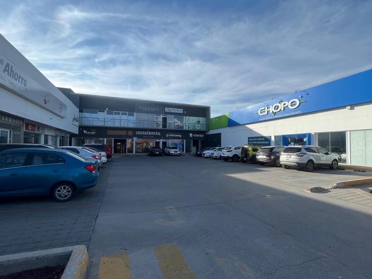7 de 15: AMPLIO ESTACIONAMIENTO