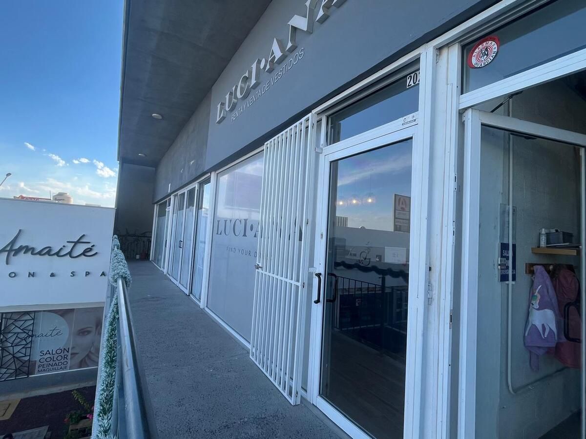 12 de 15: ENTRADA AL LOCAL