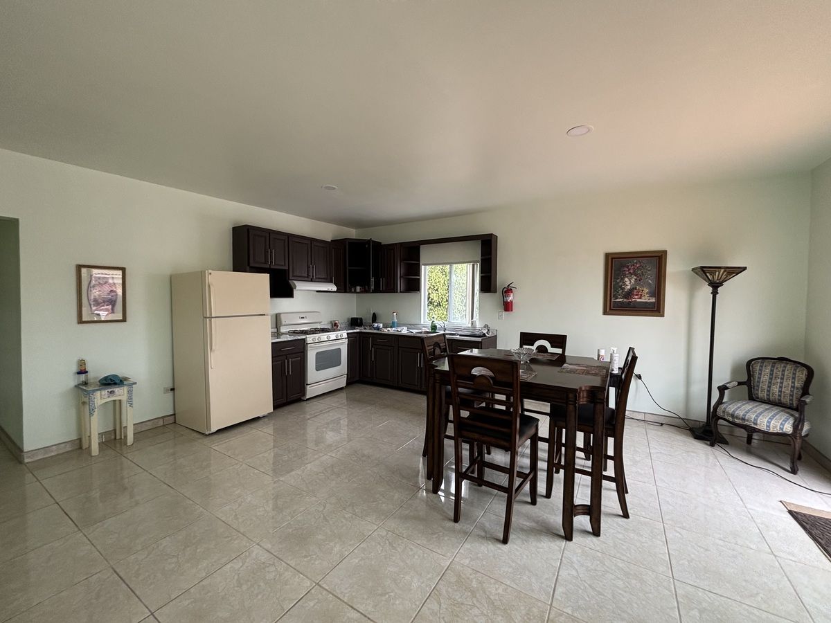 1 of 9: Cocina con refrigerador y estiufa