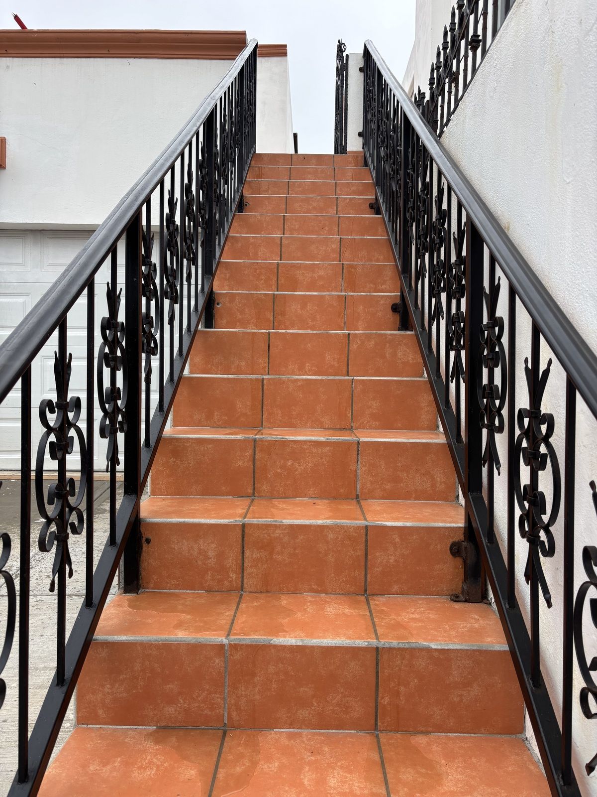 3 of 9: Escaleras para acceder al 2do Piso