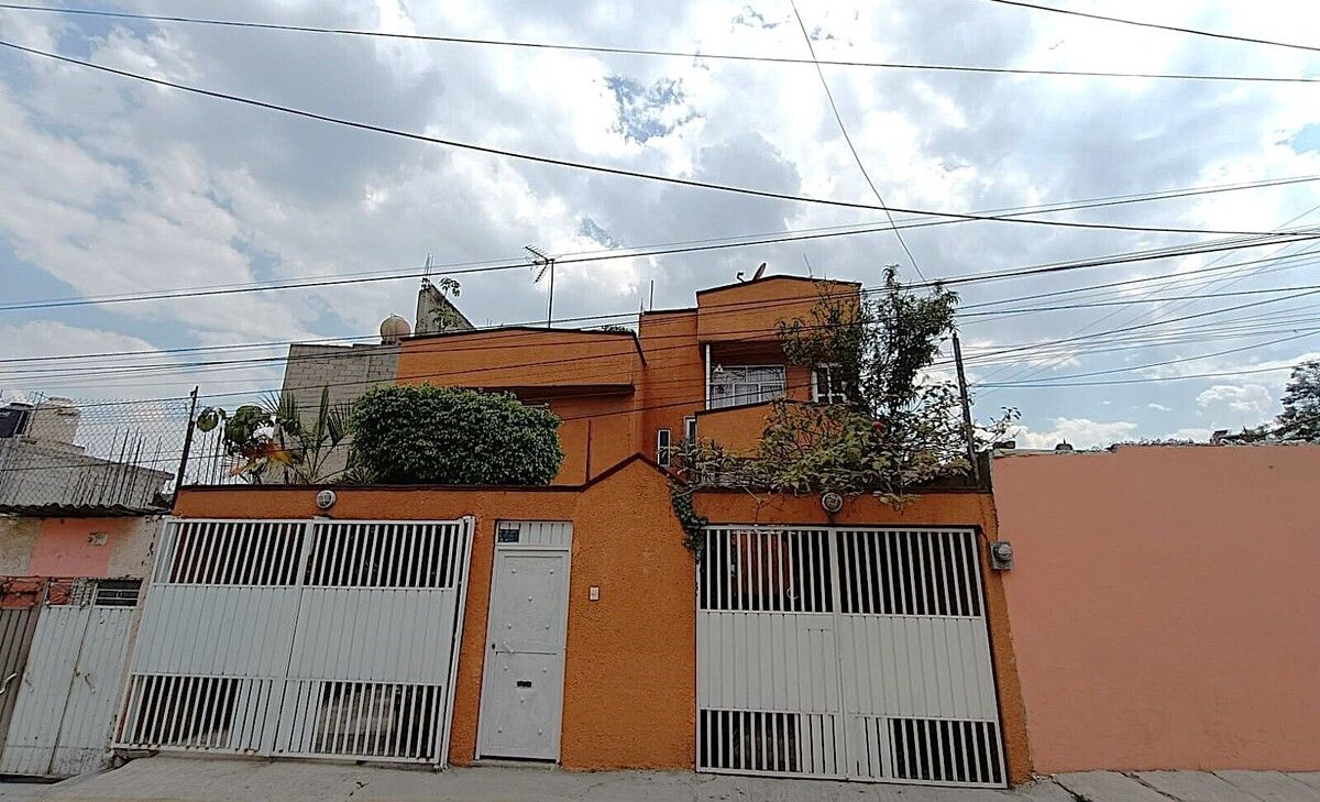 1 of 18: Fachada