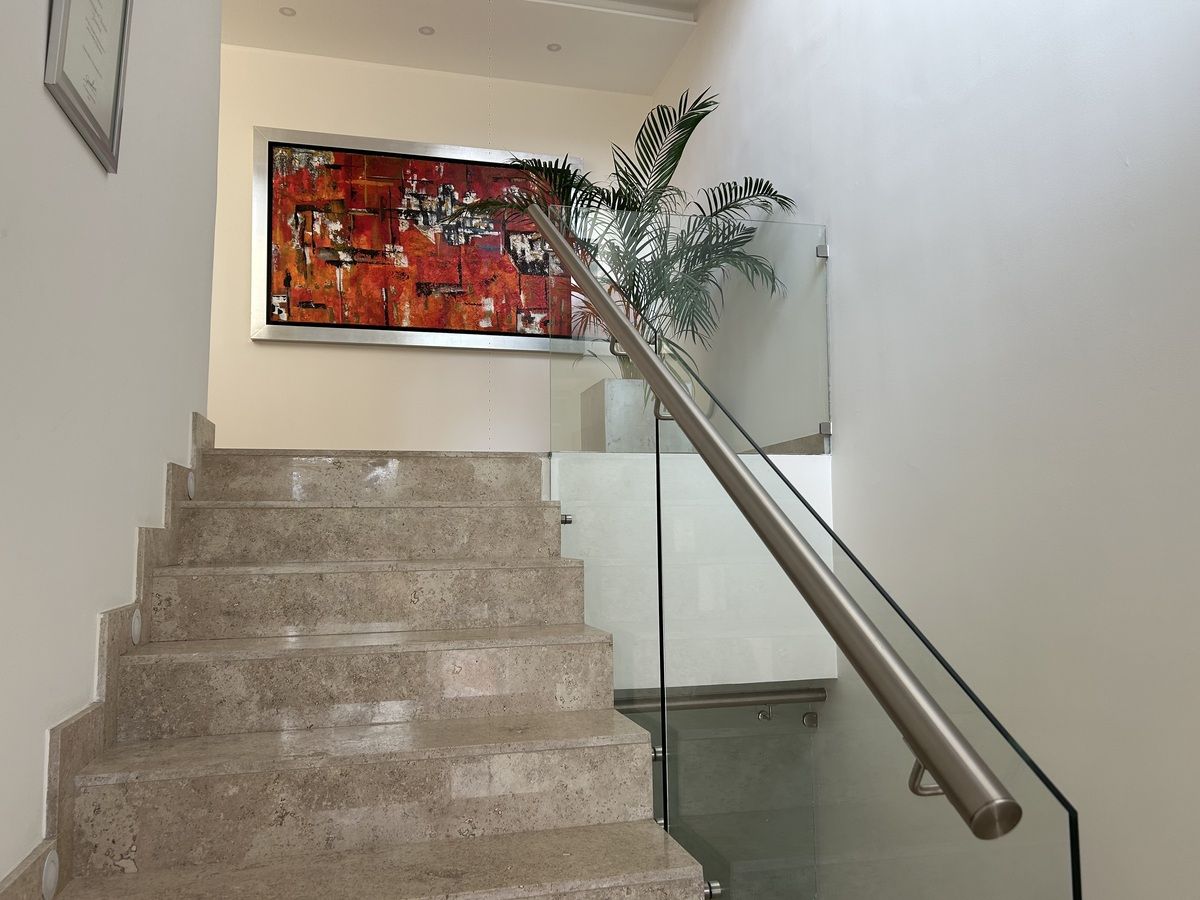 3 de 33: Escaleras hacia recamaras