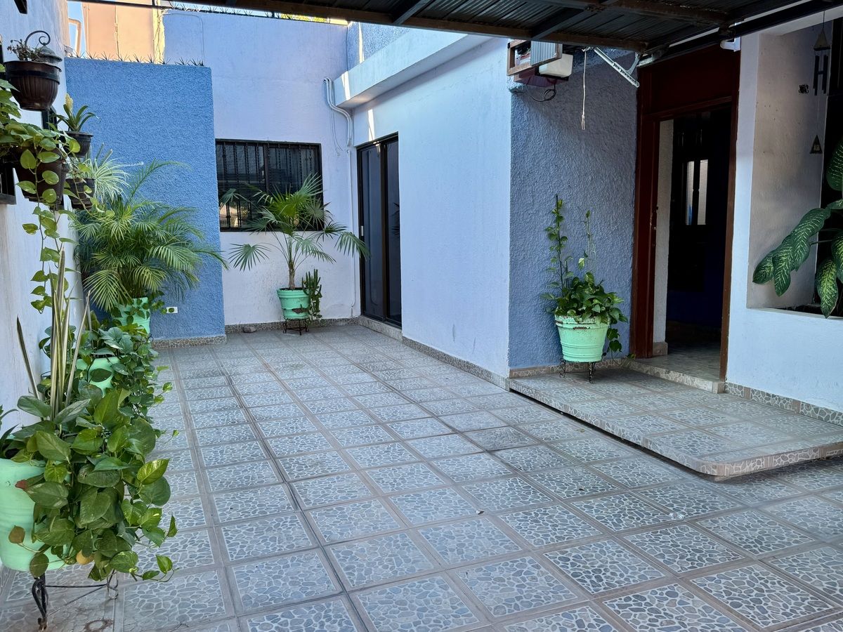 2 de 50: Cochera y vista a la entrada a la casa
