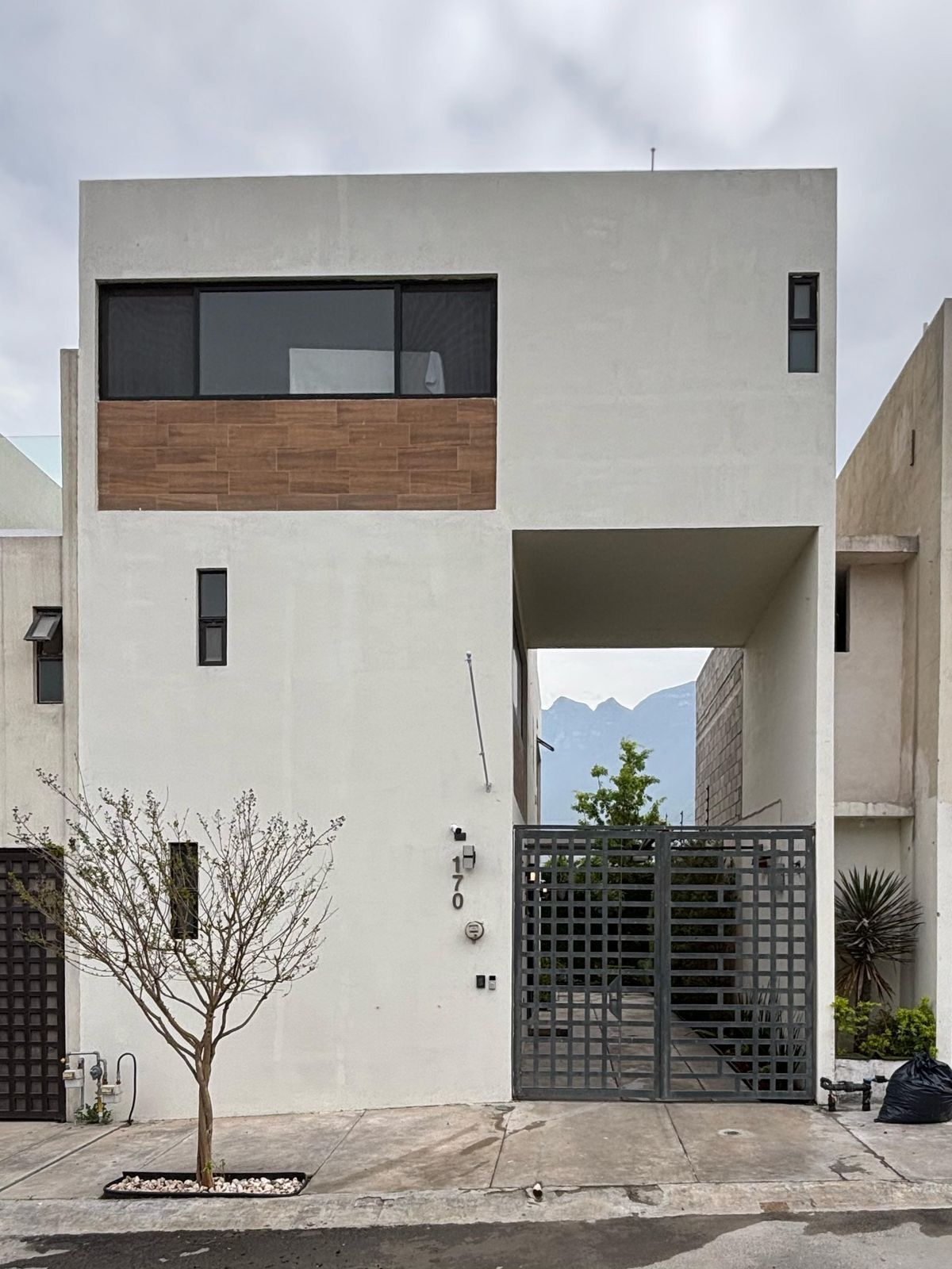 1 of 8: Fachada Principal