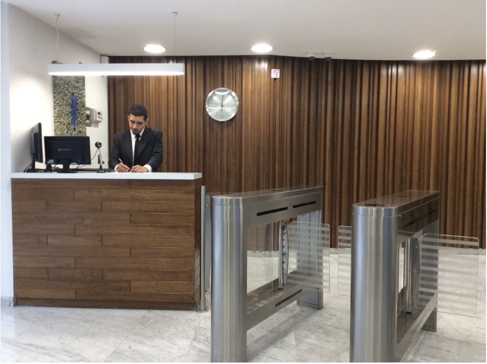 2 de 19: Entrada Edificio