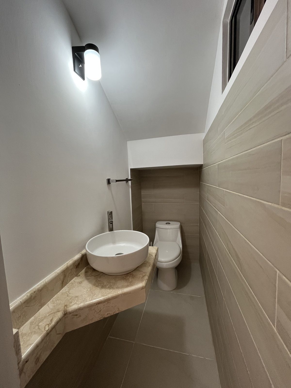 13 de 19: Medio baño de visitas