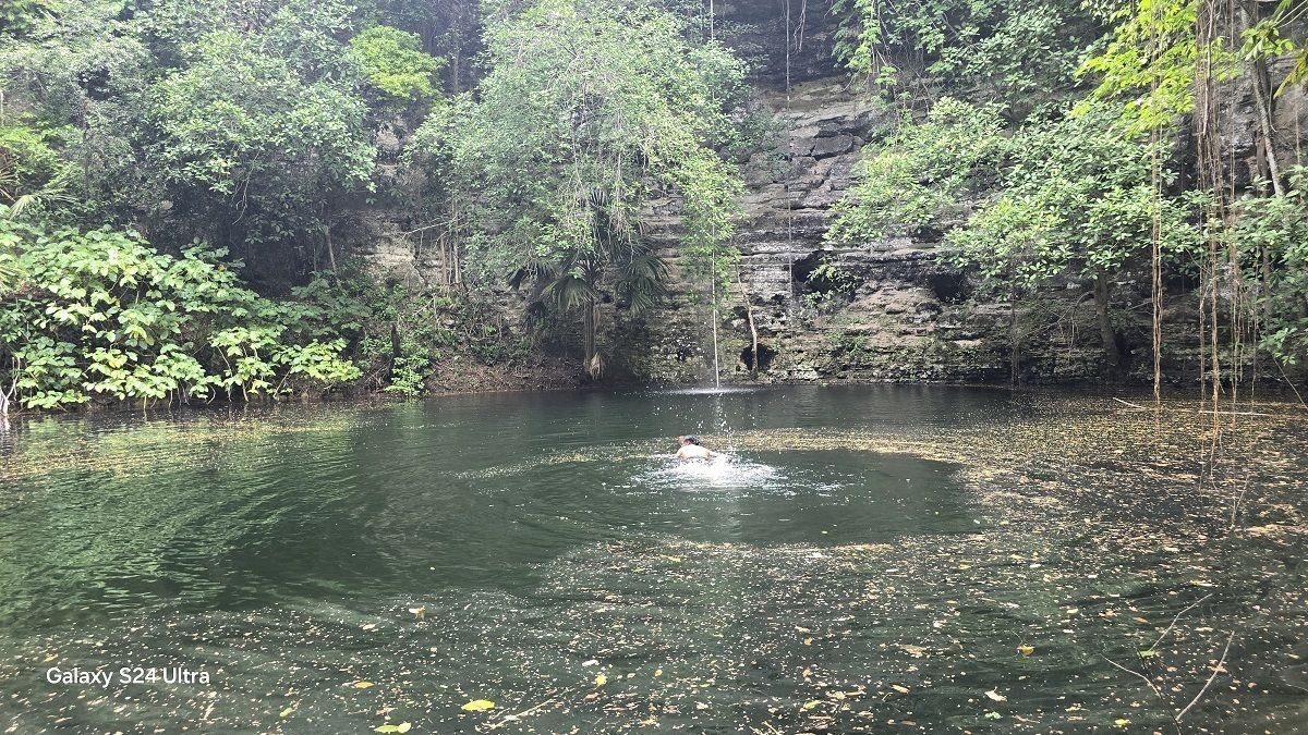 1 de 19: Cenote abierto, con gran profundidad, agua cristalina