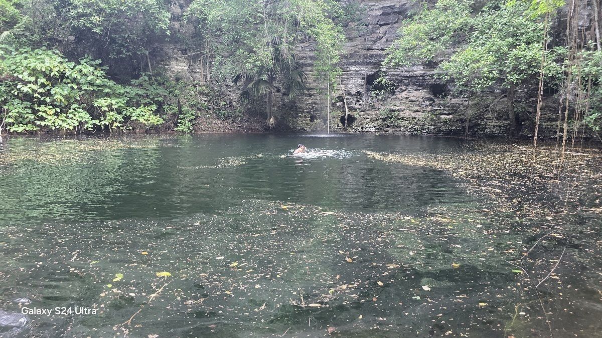 3 de 19: Cenote abierto con agua cristalina, puedes entrar caminando