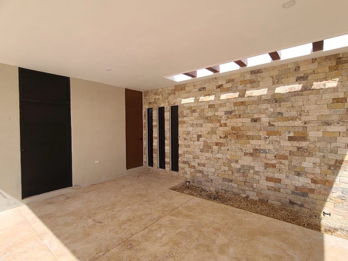 3 de 18: cochera señalando, entrada 2  y patio/cuarto de servicio