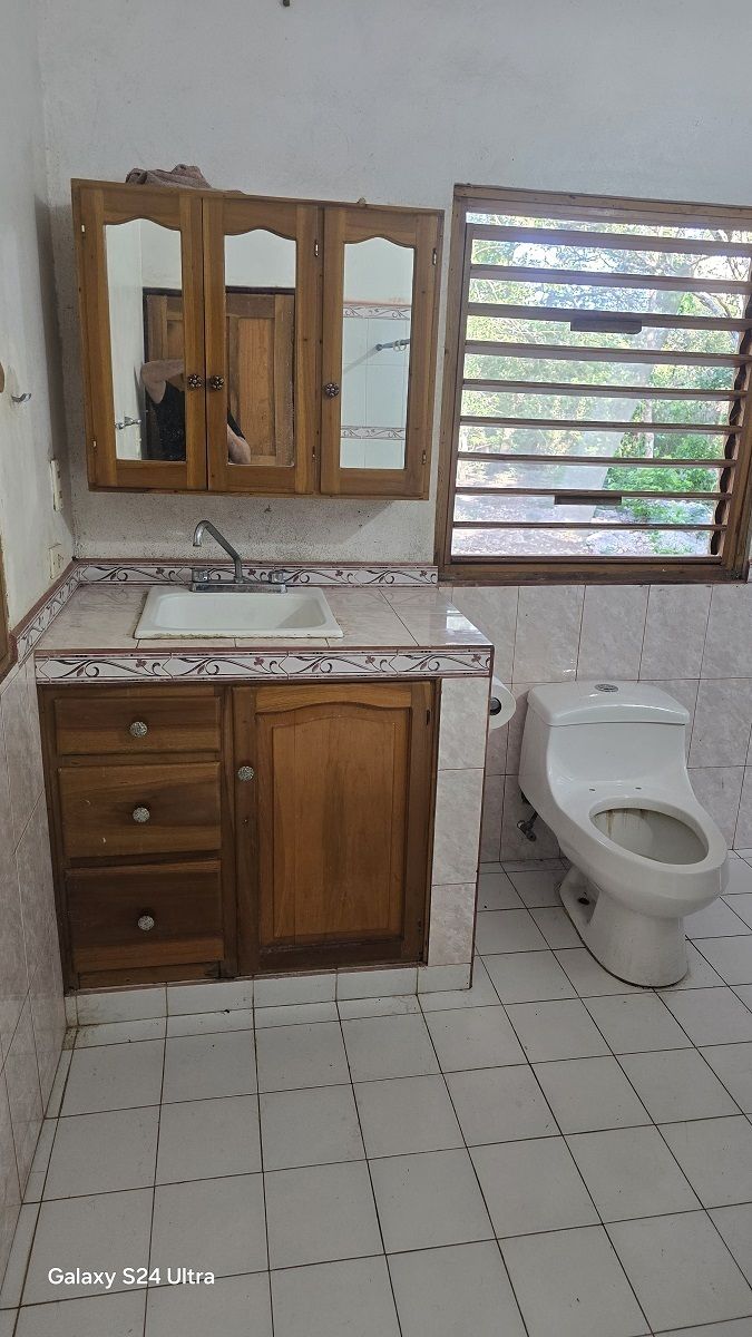 2 de 28: Baño de la casa principal