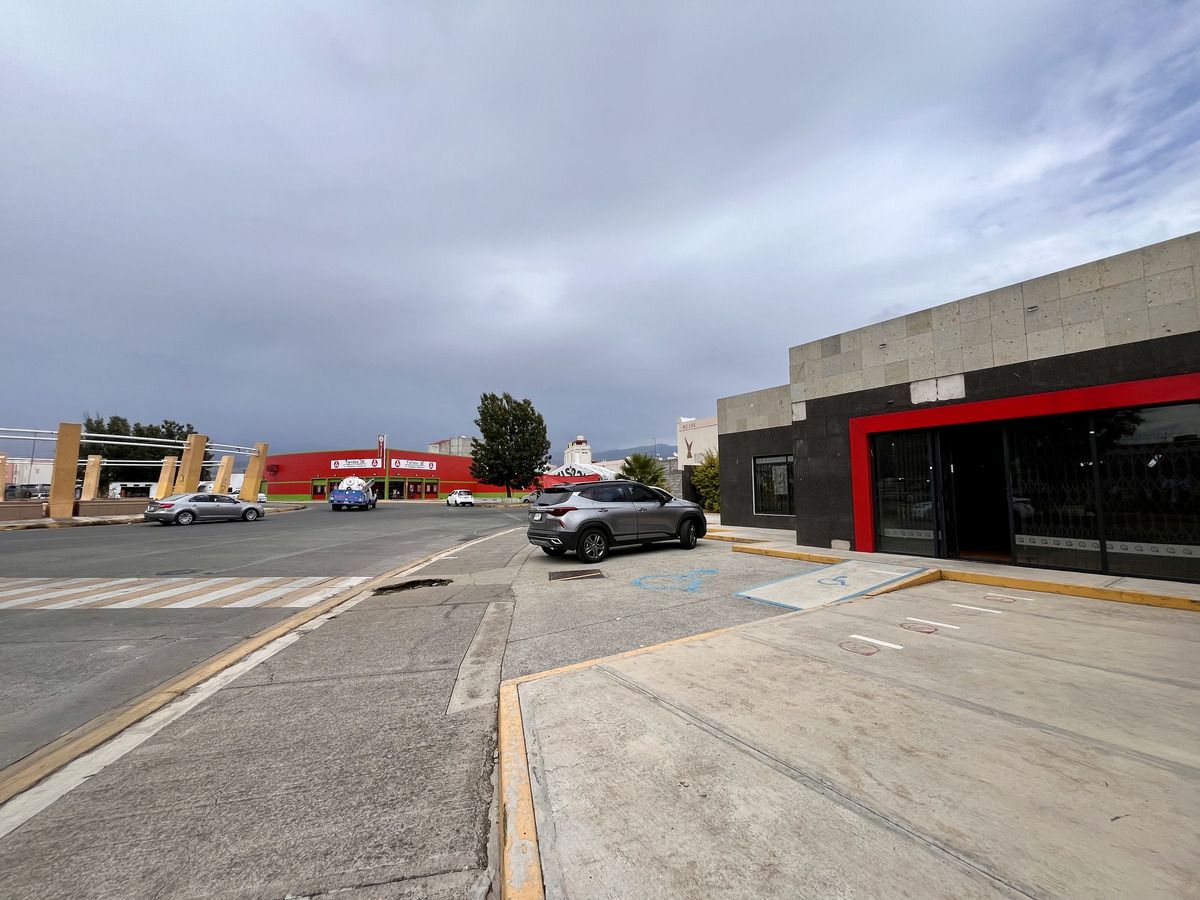 4 of 10: Contra esquina con tiendas 3B