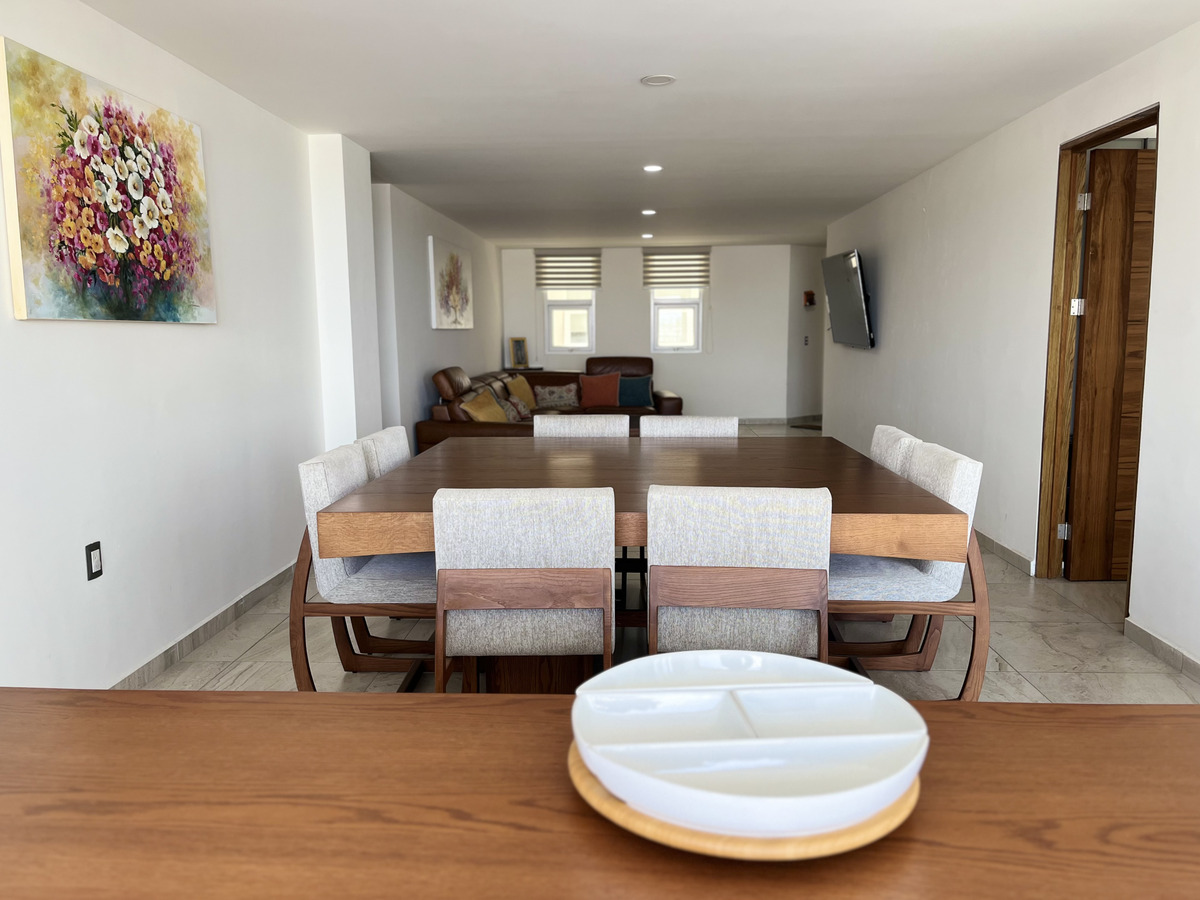 2 of 30: Comedor de 8 sillas, con excelente vista y luz