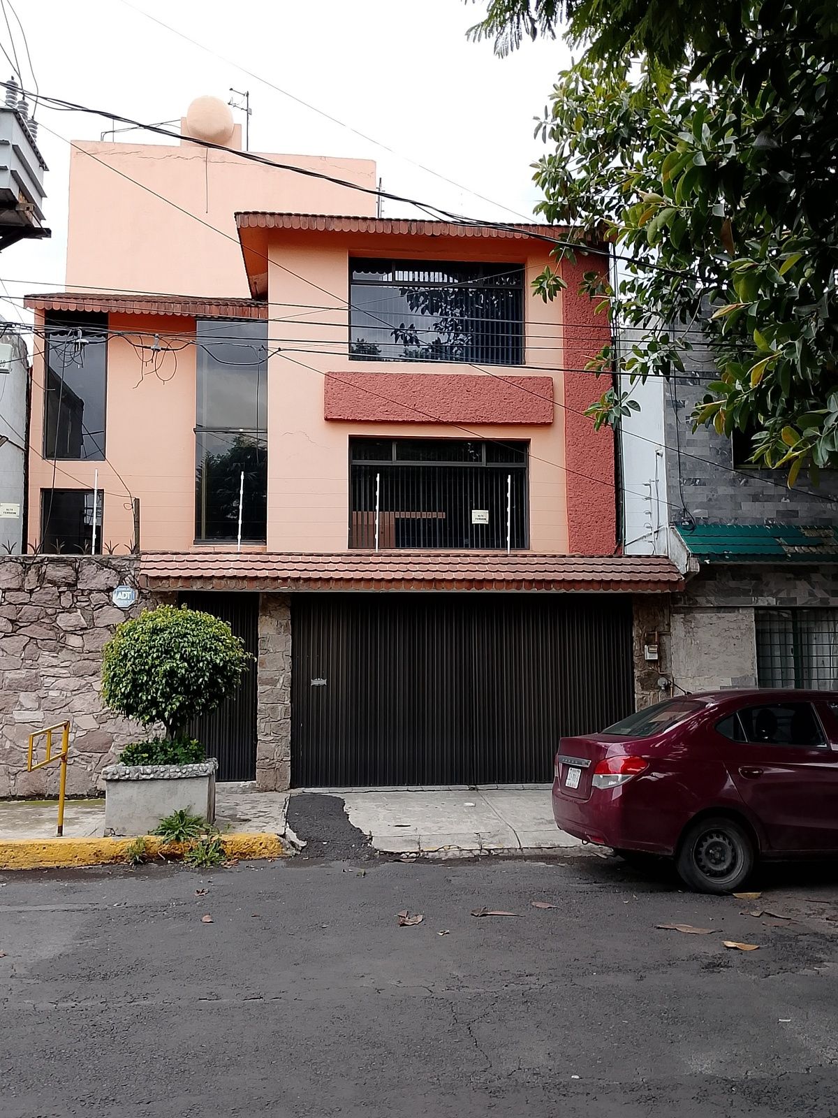 2 of 24: Fachada