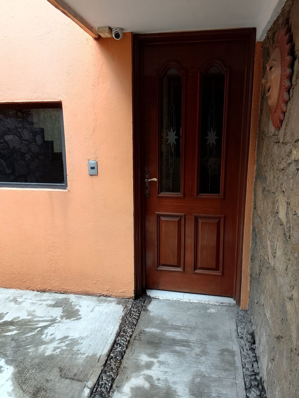 1 of 24: Puerta principal