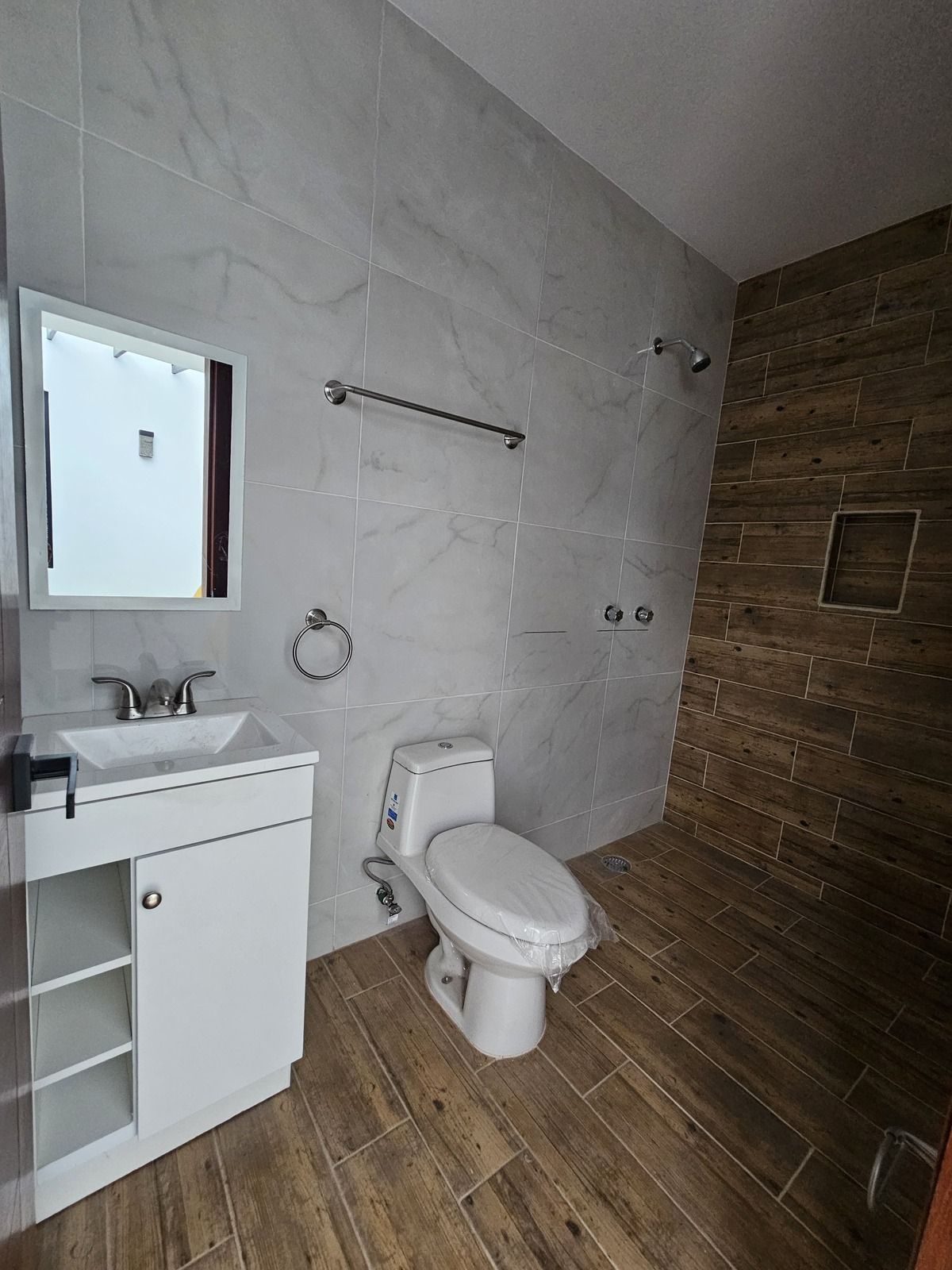 12 of 18: Baño Recámara Secundaria