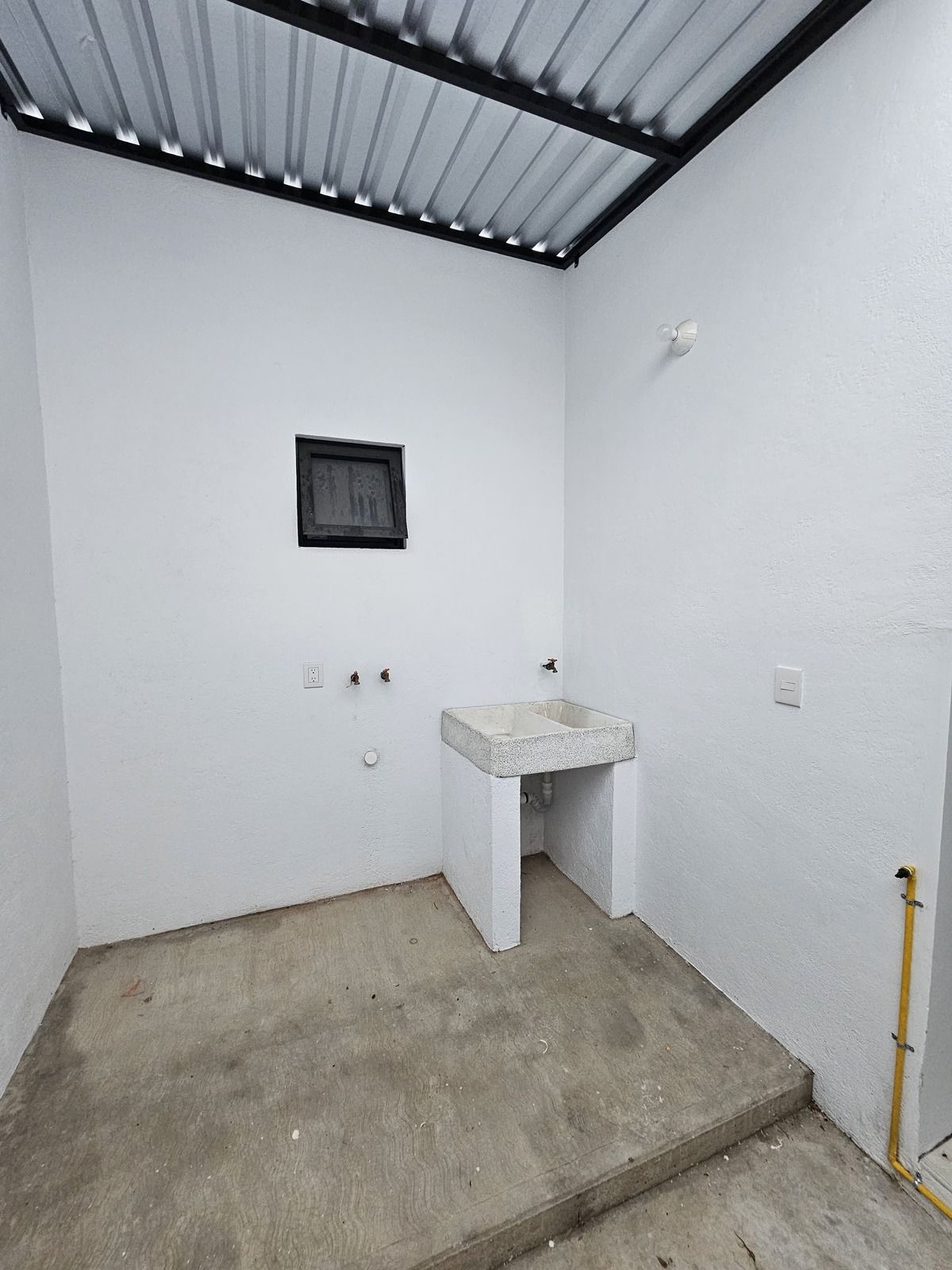 17 of 18: Patio de Servicio