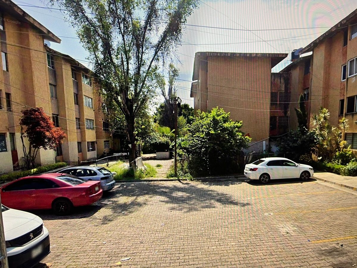 2 de 3: zona para estacionar junto a la torre