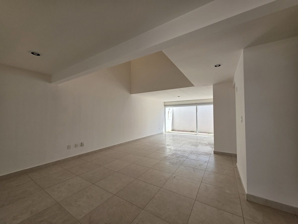2 de 16: Sala con doble altura