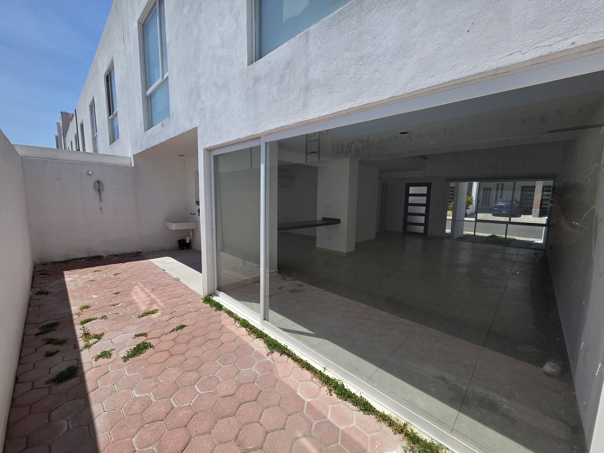 5 de 16: Patio con área de lavado