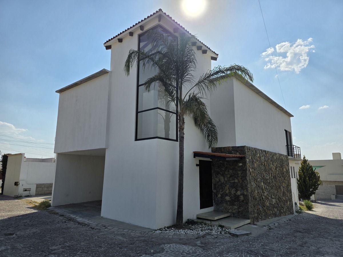 1 de 20: Fachada, casa en esquina