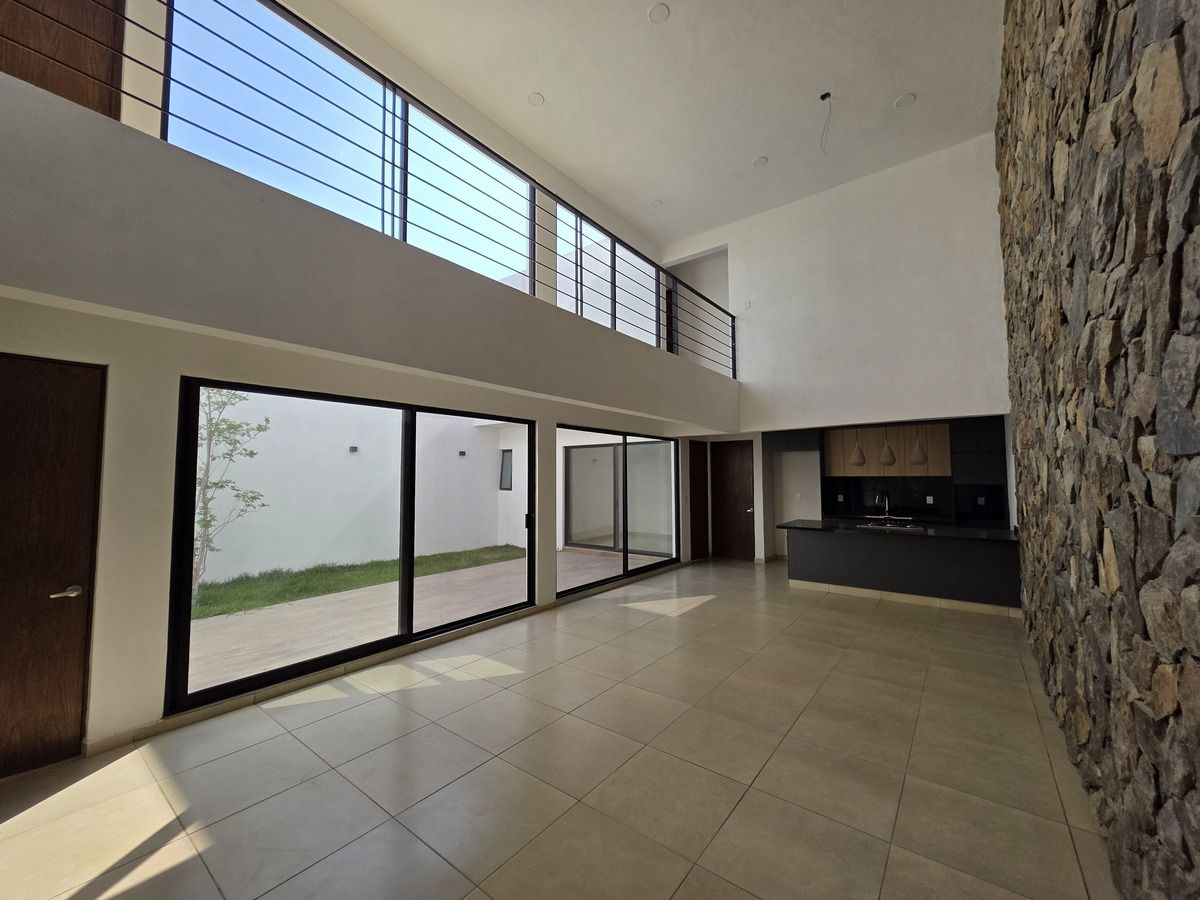 5 de 20: La sala y comedor se integran a una terraza y jardín