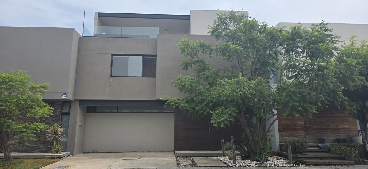 1 de 17: Fachada principal