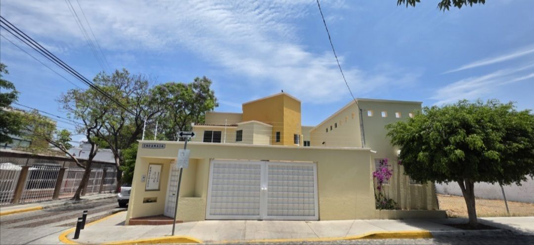 1 de 19: Fachada principal
