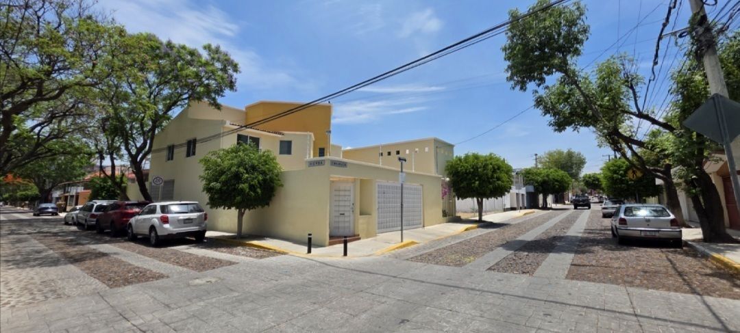 2 de 19: Casa en esquina