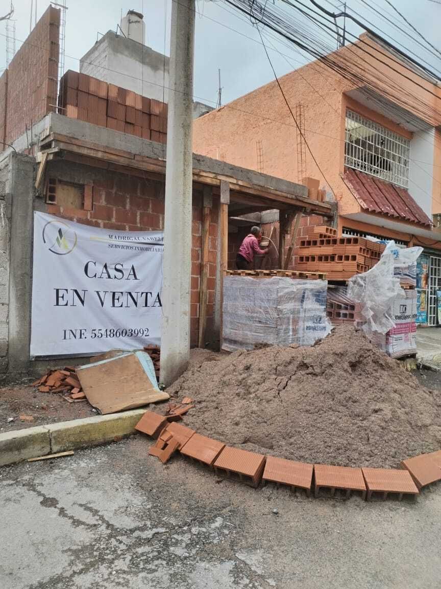 1 of 15: Casa en obra